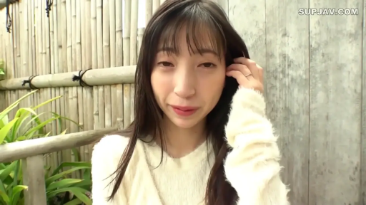 站立 · 注视 · 成人影片截图 · 白色绒毛衣 · 面部近景 · 撩拨头发 · 竹篱笆背景