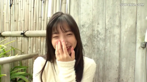 面对镜头 · 半身特写 · 戒指 · 羞涩微笑 · 白色针织衫 · 清纯风 · 手托下巴 · 竹篱前