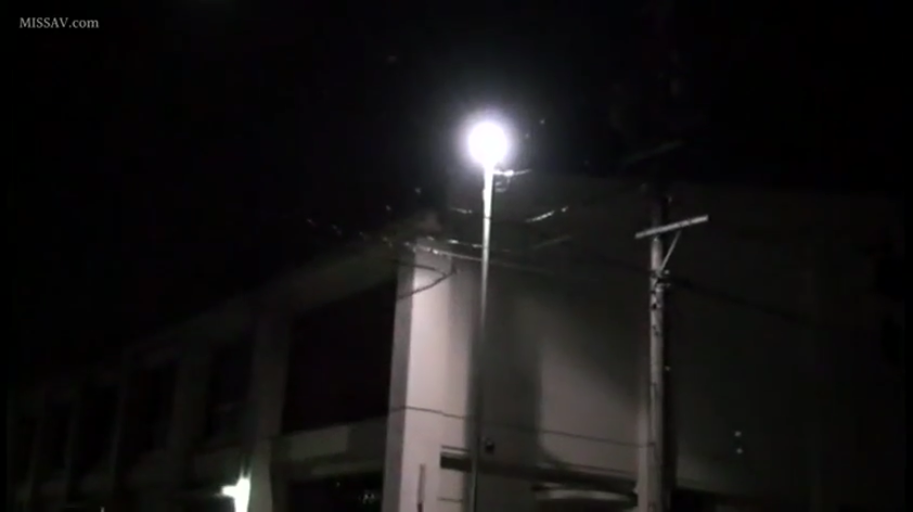 中景 · 站姿 · 微笑 · 便利店 · 商品 · 街拍 · 购物 · 紫色镂空上衣