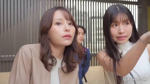 Half-body close-up · Observation · 好奇 · Casual apparel · Outdoor · Asian women · 指向前方