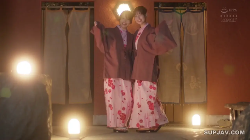 全身 · 站立 · 微笑 · 双人 · 挥手 · 浴衣 · 温泉旅馆