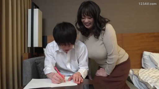 俯身 · 卧室 · 微笑 · 居家 · 书写 · 长裙 · 纸