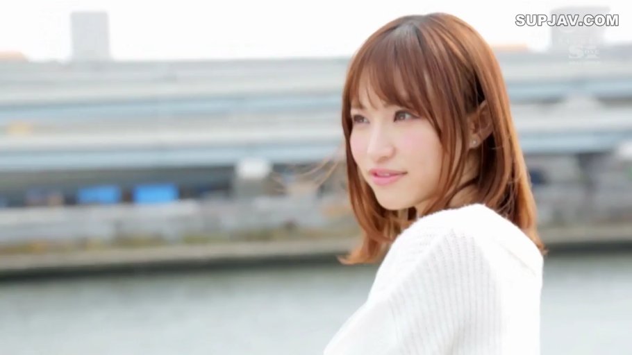 半身 · 屋外 · 白色毛衣