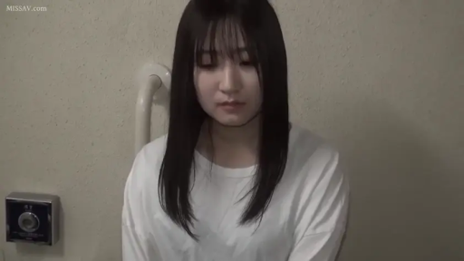 坐姿 · 忧郁 · 半身 · 扶手 · 长发 · 卫生间 · 独坐 · 白色长袖T恤