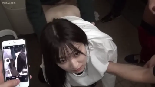 室内 · 跪姿 · 面部特写 · 白色上衣 · 多人 · 手机 · 被拍摄 · 迷茫