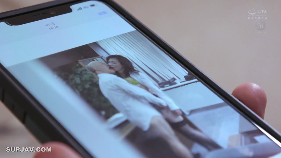 室内 · 陶醉 · 站姿 · 白衬衫 · 亲吻 · 手机 · 手机屏幕 · 偷拍视角