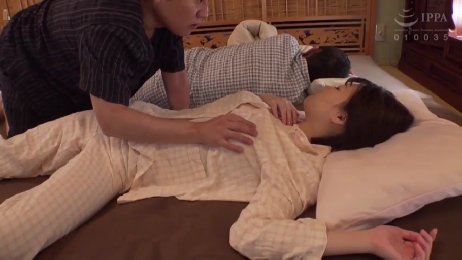 卧室 · 闭眼 · 枕头 · 仰卧 · 抚摸 · 睡衣 · 成人