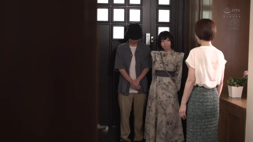 站立 · 全景 · 碎花长裙 · 修罗场 · 多人交谈 · 住宅玄关 · 尴尬局促 · 白色盆栽