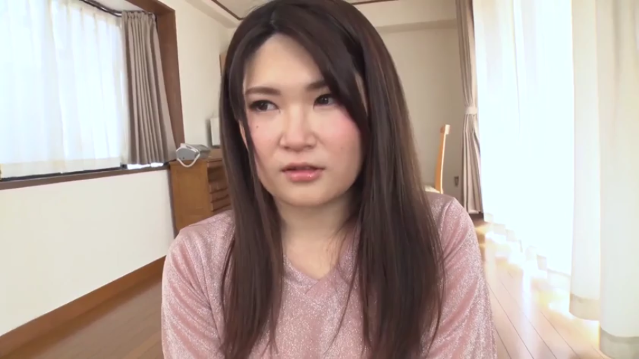 室内 · 坐姿 · 忧郁 · 面部特写 · 注视 · 长发 · 粉色针织衫