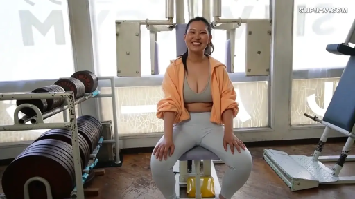 坐姿 · 单人 · 全身 · 面对镜头 · 笑容 · 健身房 · 橘色夹克 · 健身器材