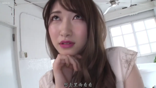 字幕 · 面部特写 · 房间 · 凝视 · 自然光 · 托腮 · 碎花裙 · 迷茫