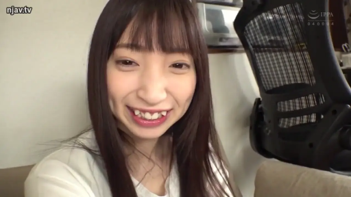 室内 · 坐姿 · 面部 · 微笑 · 清纯 · 白色T恤 · 正对镜头 · 电脑椅