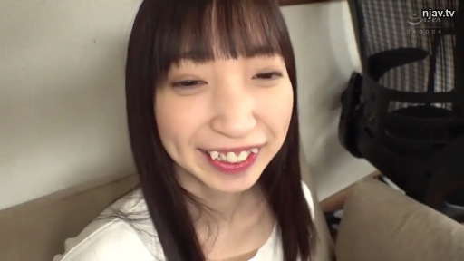 Indoor · Close-up of the face · Office chair · Sit properly. · Outgoing · 齐刘海 · 露齿微笑 · 白色圆领衫