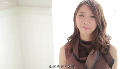 室内 · 坐姿 · 面对镜头 · 半身 · 端庄 · 木椅 · 熟女风格 · 棕色无袖上衣