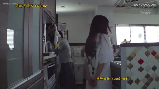 Medium shot · Back to the camera · Kitchen · 白色大码T恤