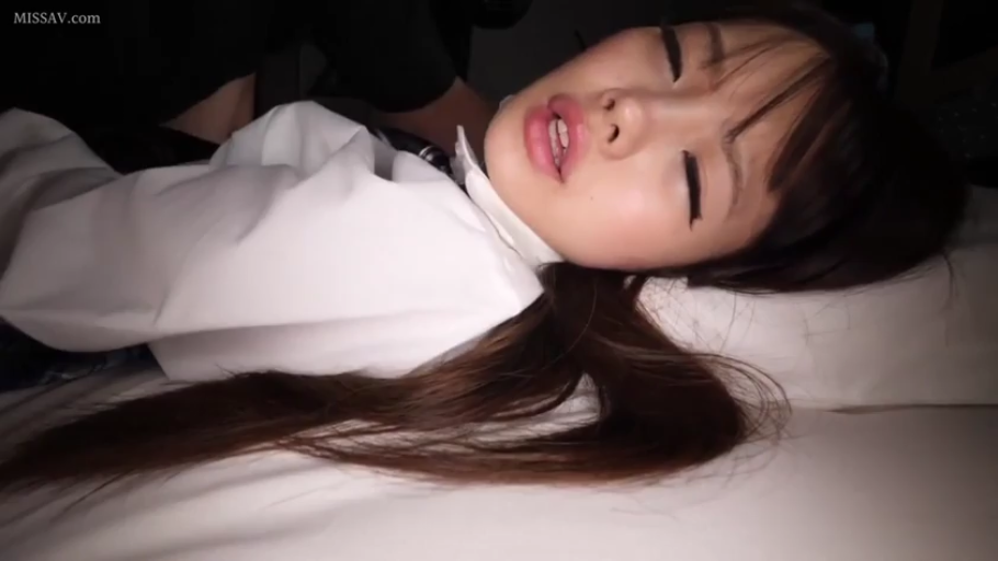 室内 · 胸部 · 揉乳 · 微笑 · 枕头 · 仰卧 · 露点 · 蕾丝罩衫