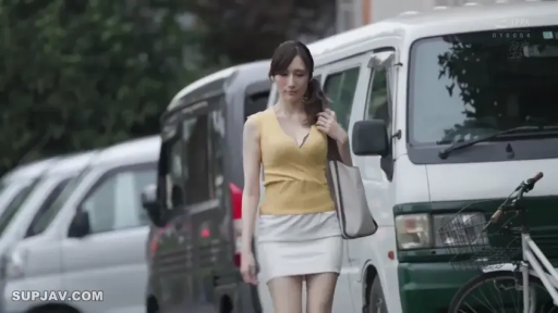 全身 · 自然 · 黄色紧身上衣 · 行走 · 熟女 · 户外街道 · 走路 · 单肩包