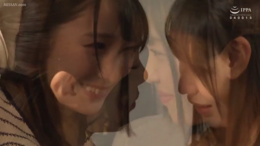 室内 · 脸部特写 · 微笑 · 休闲装 · 水印 · 面对面 · 亲密互动