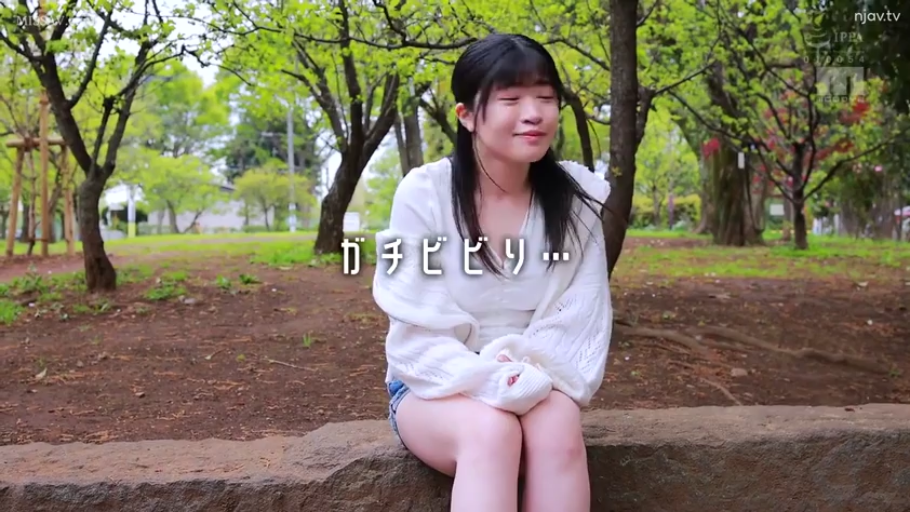 坐姿 · 甜美 · 微笑 · 白色针织衫 · 清纯 · 公园 · 中全景 · 石凳