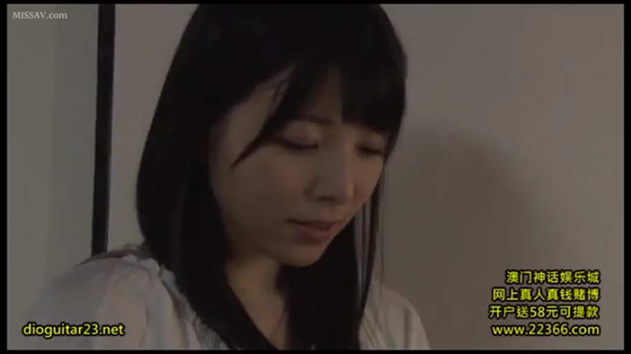 室内 · 低头 · 脸部特写 · 白色衬衫