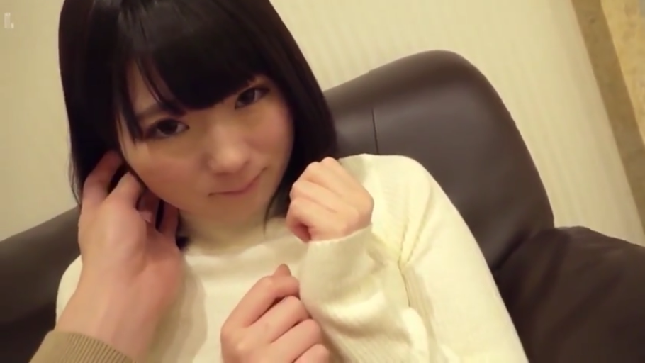 Indoor · Sitting Posture · Smile · 面部特写 · 互动 · 白色高领毛衣