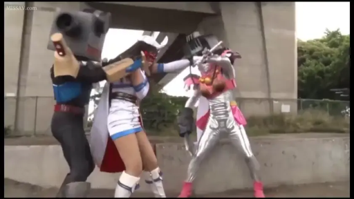 全身 · 緊張 · 特攝 · 被挾持 · 格斗 · 英雄制服 · 桥下 · 怪兽头套