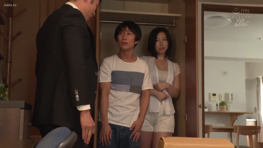 室內 · 站立 · 中景 · 劇情 · 休闲服 · 衣柜 · 緊張 · 藏匿