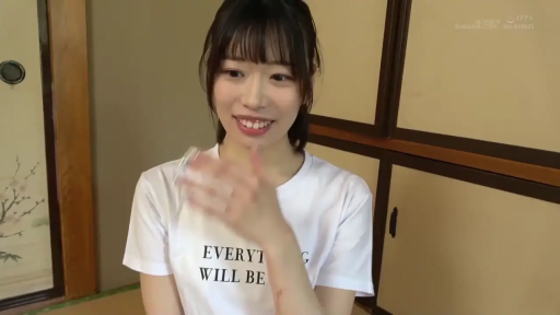 站立 · 半身特写 · 白色T恤 · 日式和室 · 长发女性 · 开心微笑 · 采访交谈