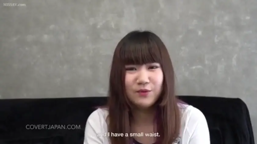 背景墙 · 坐姿 · 微笑 · 沙发 · 面部特写 · 白色上衣 · 自述 · 作品片段