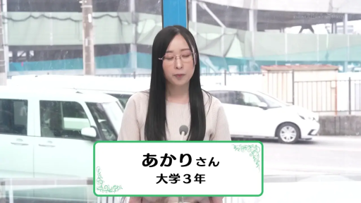 眼镜 · 站立 · 半身 · 端庄 · 街道 · 米色针织衫 · 采访 · 名牌