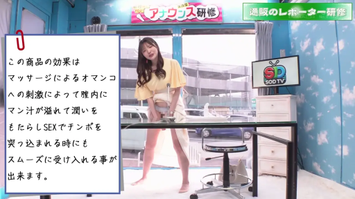 麦克风 · 站姿 · 撩裙 · 职业装 · 演播室 · 喜悦 · 全身照 · 播报员