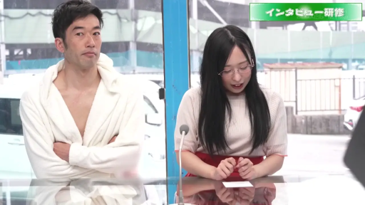 坐姿 · 微笑 · 双人 · 麦克风 · 演播室 · 采访 · 浴袍与休闲装