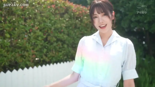 甜美 · 站立 · 微笑 · 半身 · 户外 · 连衣裙