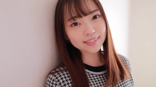 室內 · 臉部特寫 · 微笑 · 靠牆 · 注视镜头 · 长发 · 黑白格纹上衣