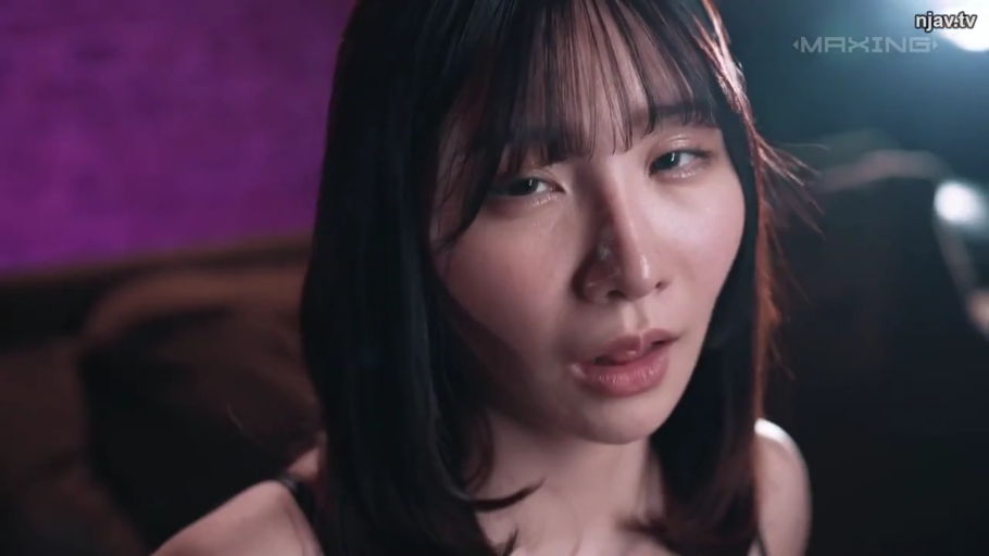 室内 · 坐姿 · 脸部特写 · 迷离 · 挑逗 · 紫色灯光 · 性感 · 吊带裙