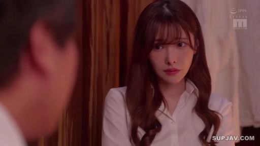 室内 · 坐姿 · 委屈 · 脸部特写 · 白衬衫 · 交流 · 长发