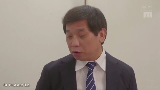 室内 · 沉思 · 脸部特写 · 站姿 · 平静 · 西装 · 中年男性