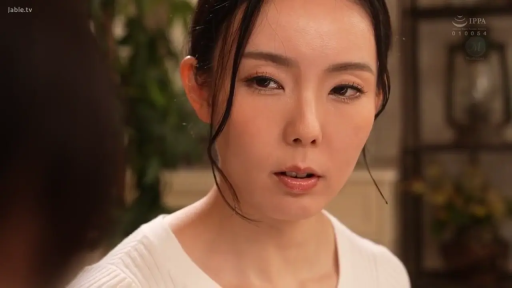 室内 · 交谈 · 严肃 · 脸部特写 · 熟女 · 白色针织衫 · 正脸