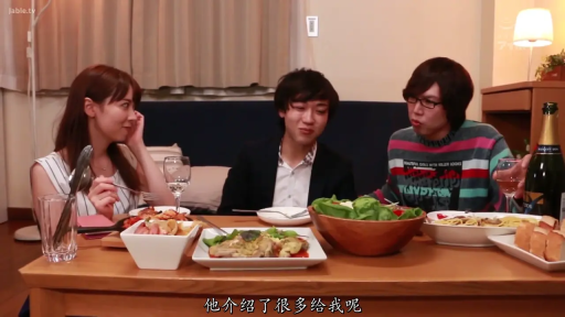 座り姿勢 · 微笑 · 半身 · カジュアルウェア · 酒瓶 · 多人 · 餐厅 · 聚餐