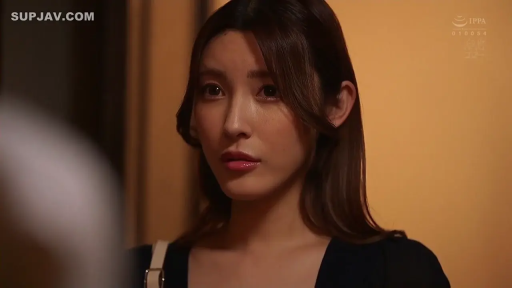 室內 · 憂鬱 · 臉部特寫 · 站立 · 注視 · 长发 · 黑色低胸装 · 肩带