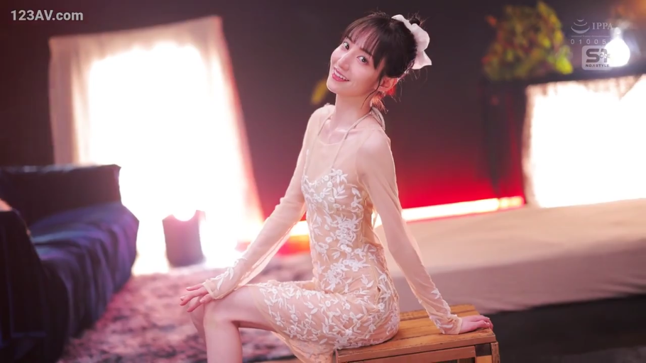 全身 · 摆拍 · 室内撮影スタジオ · 甜美微笑 · 坐姿回眸 · 木箱 · 蕾丝透视裙 · 日本女优