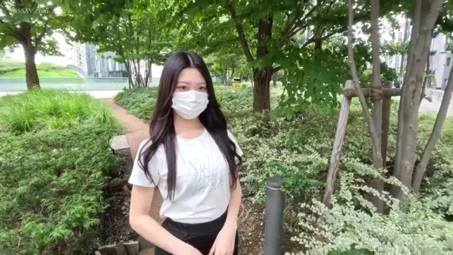 上半身特写 · 口罩 · 户外公园 · 黑色裤子 · 面无表情