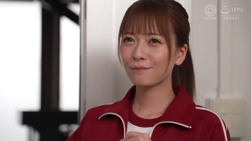 室内 · 站立 · 微笑 · 面部特写 · 注视 · 马尾 · 红色运动服