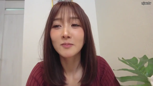 室內 · 坐姿 · 臉部特寫 · 面对镜头 · 自然 · 綠植 · 红色针织衫