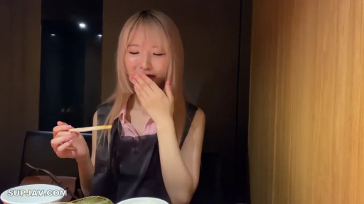 坐姿 · 脸部 · 自然 · 便服 · 筷子 · 餐厅 · 日常 · 用餐