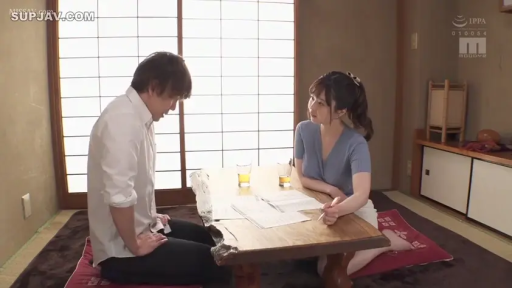 跪坐 · 和室 · 全景 · 辅导 · 针织上衣