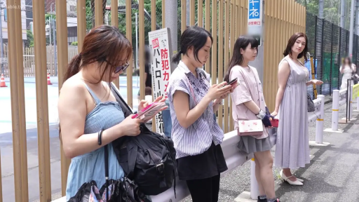 沉思 · 站立 · 项链 · 上半身 · 户外 · 熟女 · 侧头 · 紫色连衣裙