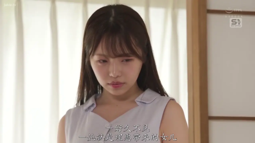 严肃 · 站立 · 全景 · 对话 · 餐具 · 家庭聚会 · 无袖连衣裙 · 和式客厅