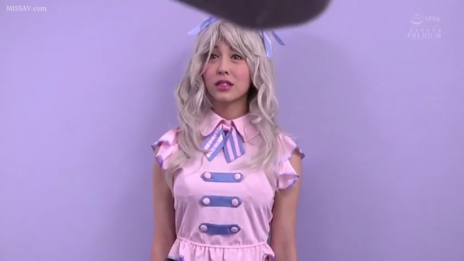 半身 · 注视 · 摄影棚 · 惊讶 · 正面站立 · 银发 · 粉色Cosplay服