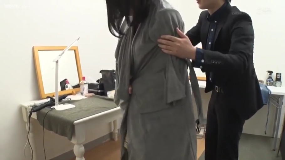 室内 · 全裸 · 迷离 · 性行为 · 面部特写 · 腋下 · 双手被抓